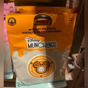 Disney Parks Munchlings Treats Mystery Series 4 Pin Pouch 5 Pc Pack Sealed BNWT